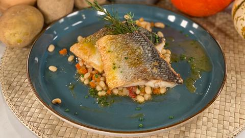 Gebratenes Wolfsbarschfilet mit weißen Bohnen und Wurzelgemüse