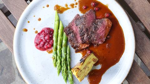 Hirschrücken mit Kartoffelbaumkuchen und grünem Spargel an Preiselbeerjus