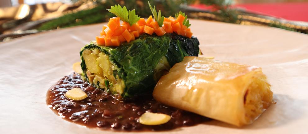 Rezept: Gefüllter Wirsing-Rollbraten (vegetarisch) mit Balsamico-Linsen ...