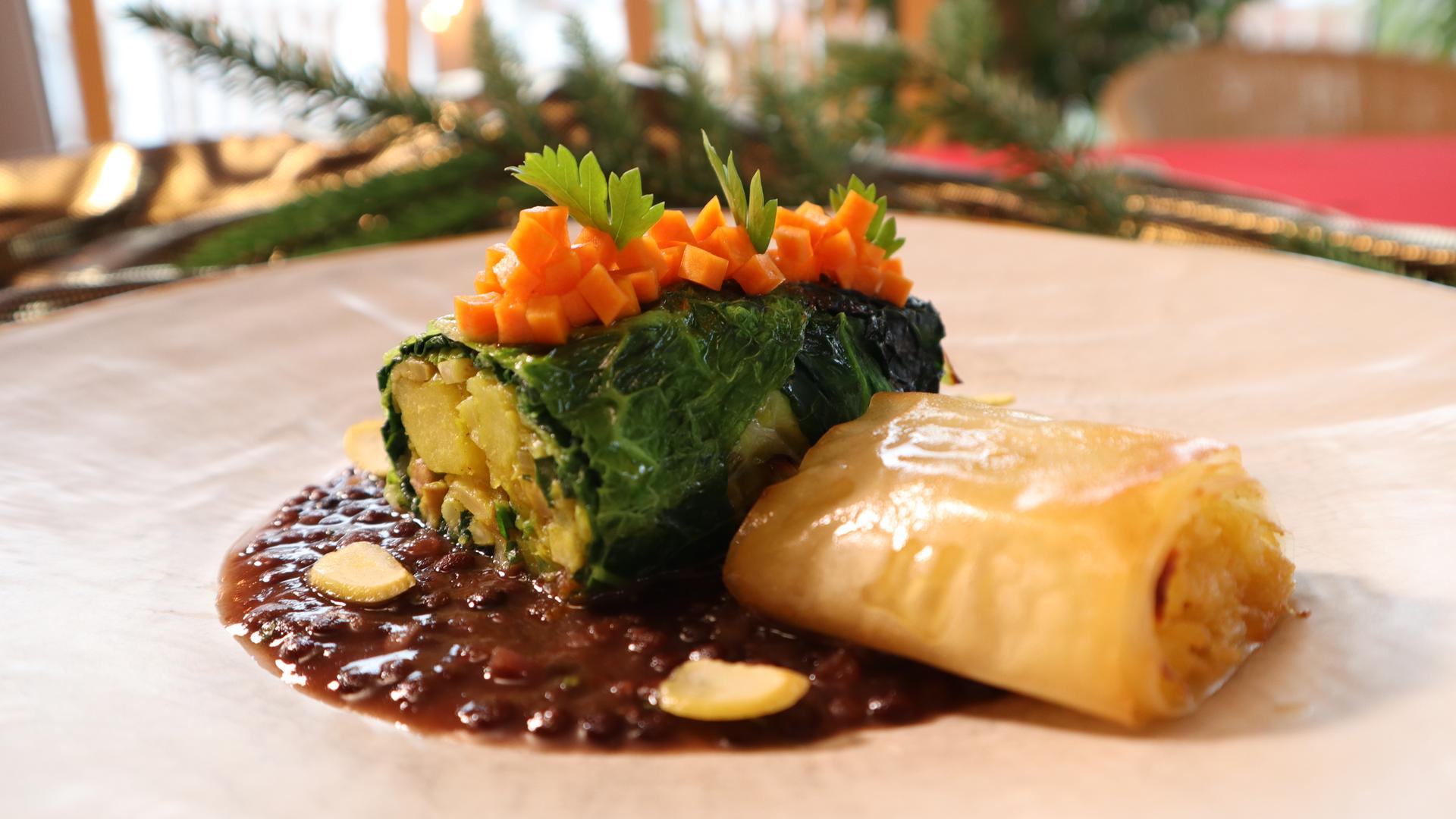 Rezept: Gefüllter Wirsing-Rollbraten (vegetarisch) mit Balsamico-Linsen ...