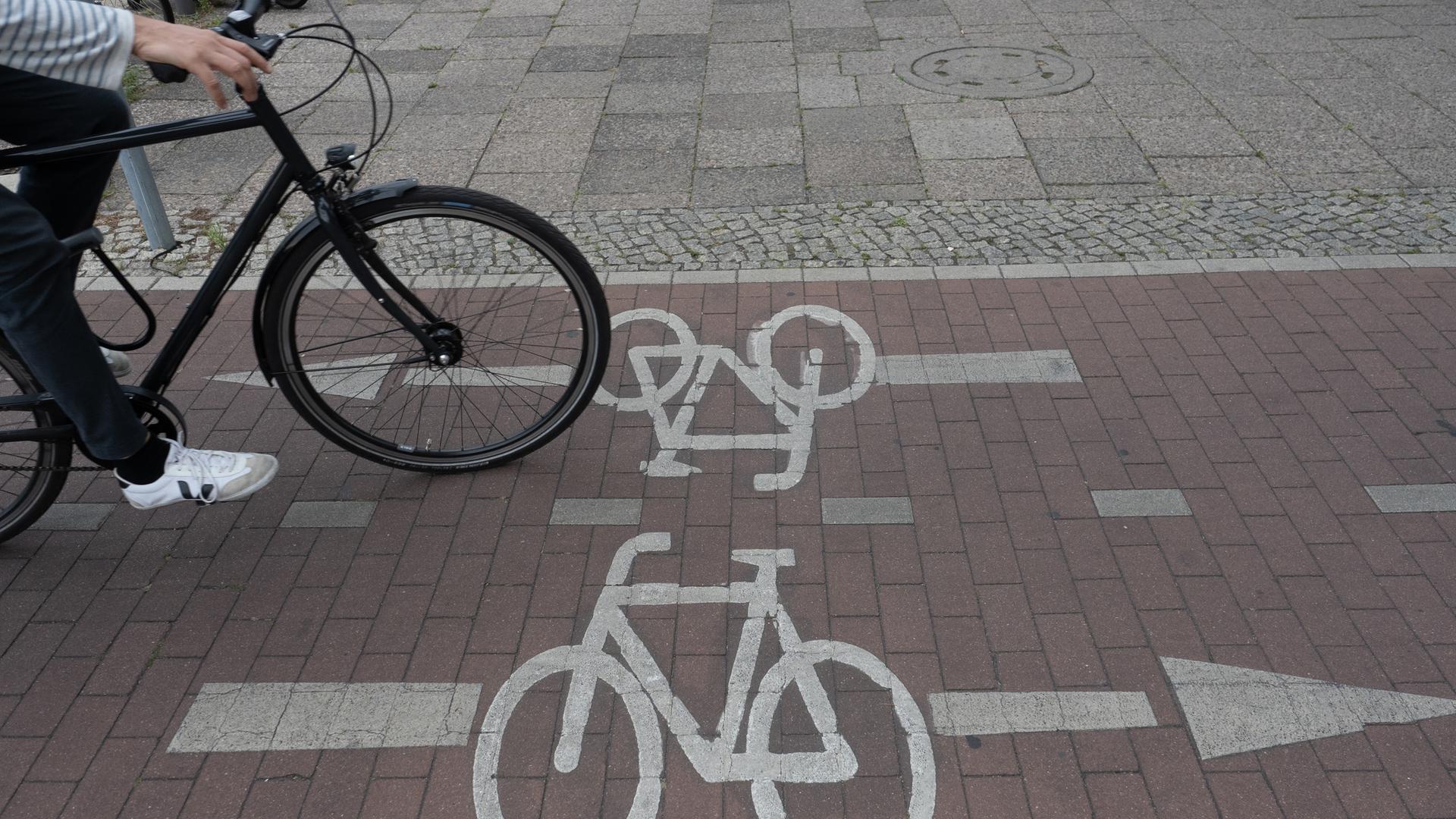 Sicherheit Auf Radwegen - Was Bringen Die Neuen Regeln? - Video: | Hr ...