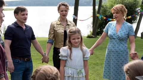 Anna (Ziva-Marie Faske, im VG) hat sich zu ihrem Geburtstag ein Familienfest gewünscht. Ihr Vater Martin (Florian Lukas, l.), seine Freundin Lisa Kupfer (Lisa Wagner, M.) und Petra Zeiler (Jördis Triebel, r.) singen ihr ein Geburtstagslied.