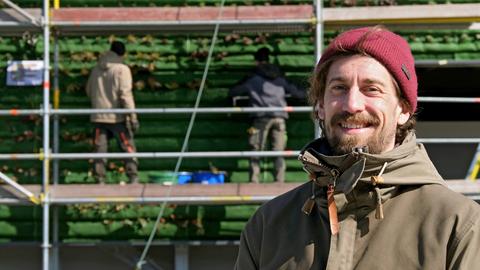  Projektleiter Kilian Lingen ist davon überzeugt, dass begrünte Fassaden das Klima in Städten verbessern.