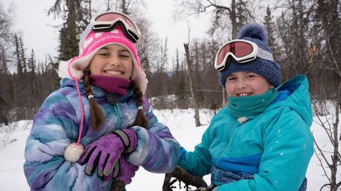 Chloe und Eiley (re.) leben mit ihrer Familie in der abgelegenen Wildnis Alaskas.