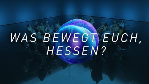 Die Teilnehmer:innen der Diskussionsrunde mit dem Text "Was bewegt euch, Hessen?"