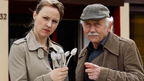 Vicky Adam (Katja Danowksi, l.) und Edwin Bremer (Tilo Prückner, r.) suchen im Schrebergarten des Ermordeten nach dem Pilz, mit dem Schulze vergiftet wurde.