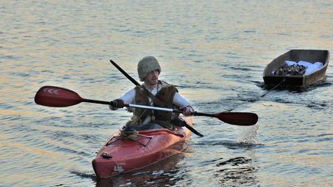 Ferdinand Zittlau (David Zimmerschied) bestattet seine tote Freundin auf dem Bodensee.