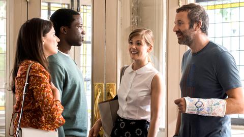 Louise (Rosamund Pike, 2. v. re.) und Tom (Chris O'Dowd, re.) treffen auf das befreundete Ehepaar Anna (Aisling Bea) und Giles (Sope Dirisu).