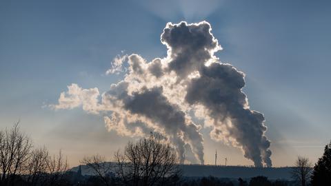 Dampfwolken aus Schornsteinen