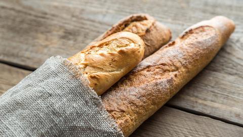 Drei Baguettes in einem Stoffbeutel