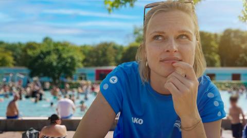 Reporterin Anne-Katrin Eutin im Waldschwimmbad Dietzenbach (Collage). 