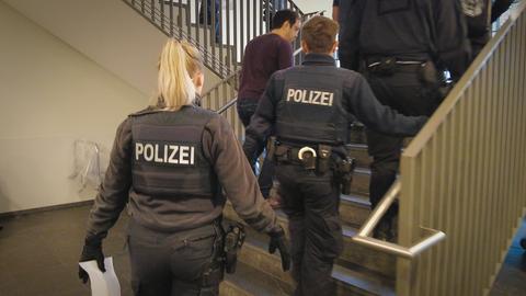 Die Polizei muss nach einem Vorfall auf die Station kommen.