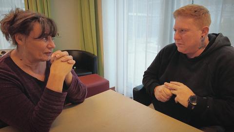 Patient Tristan mit Tränen in den Augen im Gespräch mit der Stationsleiterin Sonja Holubar. 