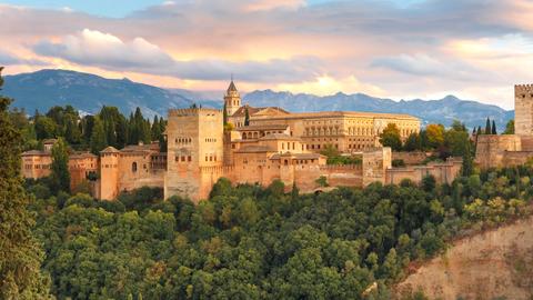 Palast Alhambra während des Sonnenuntergangs in Granada, Andalusien.