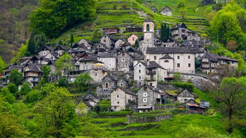 Das Schweizer Bergdorf Corippo im Tessiner Varzascatal.