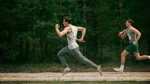 Erik (Isac Calmroth) sprintet bei den Sport-Meisterschaften Richtung Sieg.