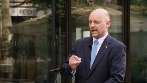 Robert Lambrou (AfD) vor dem Hessischen Landtag in Wiesbaden im Gespräch.