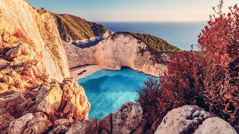 Der Navagio Beach auf der ionischen Insel Zakynthos mit dem bekannten Schiffswrack.