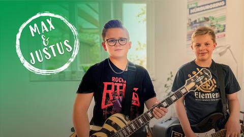 Max und Justus mit ihren E-Gitarren in der Hand. Links Kringel mit Namen "Max & Justus"