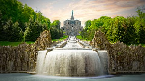 Blick auf den Bergpark Wilhelmshöhe in Kassel und die berühmten Wasserspiele. 