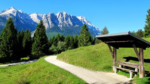 Blick vom Kramerplateauweg in Garmisch-Partenkirchen auf das Bergpanorama der Zugspitze.