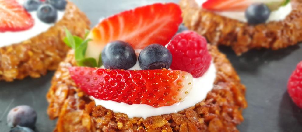 Rezept: Granola-Törtchen mit Joghurt und frischen Beeren | hr-fernsehen ...