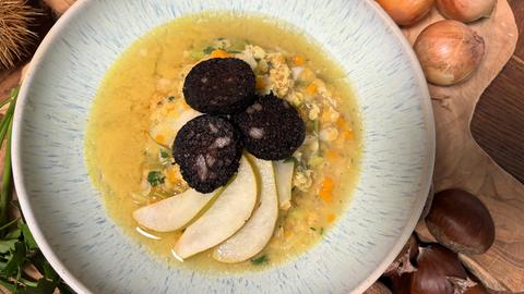 Herbstliche Linsen-Birnen-Suppe mit Blutwurst