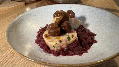 Serviettenknödel, Rotkohl und Maronen