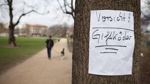 Ein Schild warnt vor ausgelegten Giftködern für Hunde