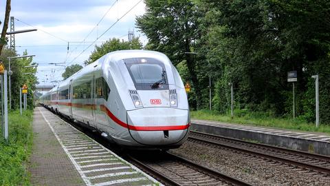 Ein ICE hält an einem Bahnsteig