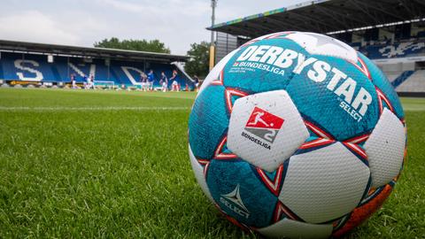 Ein Fußball im Stadion des SV Darmstadt 98