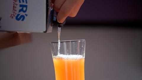 Apfelsaft in einem Glas 