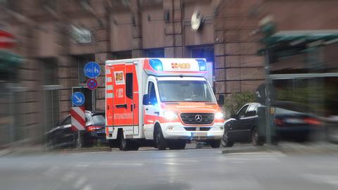 Krankenwagen fährt mit Blaulicht zum Einsatzort