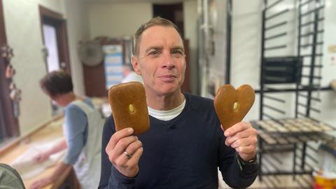 Jens Kölker mit zwei Lebkuchen in der Hand