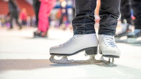 Schlittschuhe auf der Eisbahn 