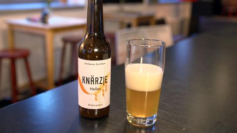 Eine Flasche „Knärzje“-Bier und ein gefülltes Glas 