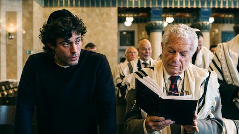 Samuel (Aaron Altars) und Symcha (Mike Burstyn) in der Synagoge.