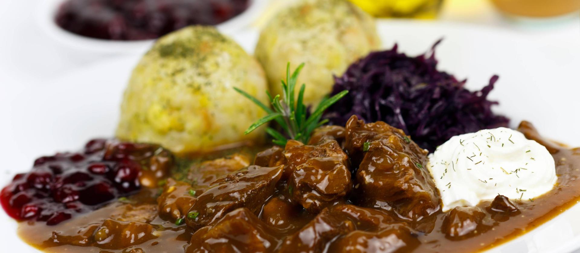 Rezept: Gittas Rehgulasch mit Rotkohl und Semmelknödel | hr-fernsehen ...