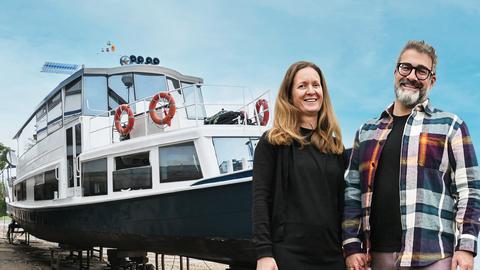 Sebastian und Eva Gehrlein vor ihrem Hausboot.