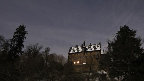 Das Schloß Eisenbach bei Nacht.