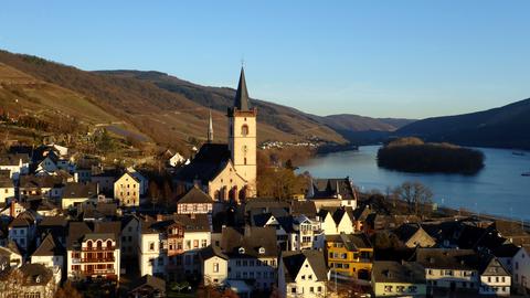 Blick auf Lorch am Rhein im Rheingau. 