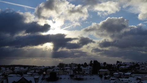 Ein verschneites Dorf unter einem bewölktem Himmel.