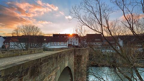 Die Bartenwetzerbrücke in Meslungen im Gegenlicht fotografiert.