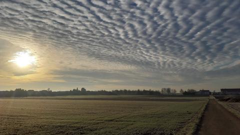 Sonnenaufgang und Wolkenhimmel über Beienheim.