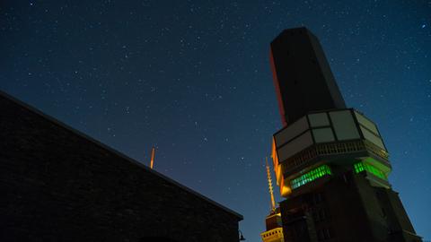 Beleuchteter Turm bei Nacht. 