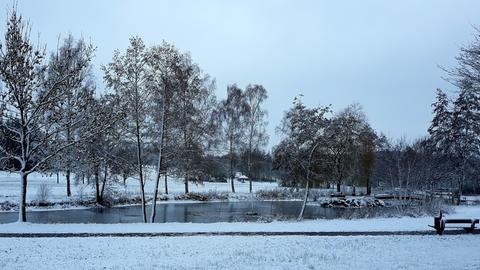 Schneelandschaft mit See. 