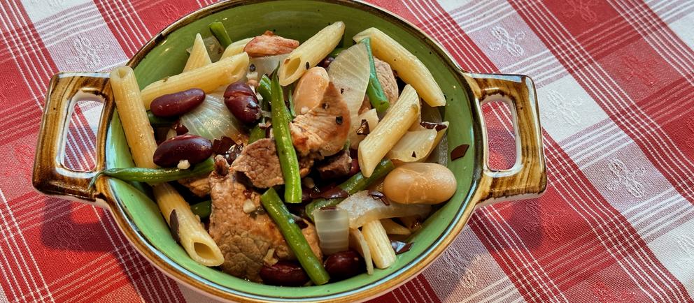 Rezept: Deftige Nudelpfanne mit Schweinefiletstreifen und dreierlei ...