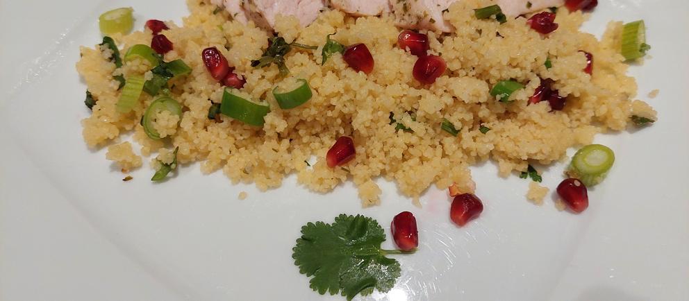 Rezept: Hähnchenbrust mit Couscous, Koriander und Granatapfelkernen ...