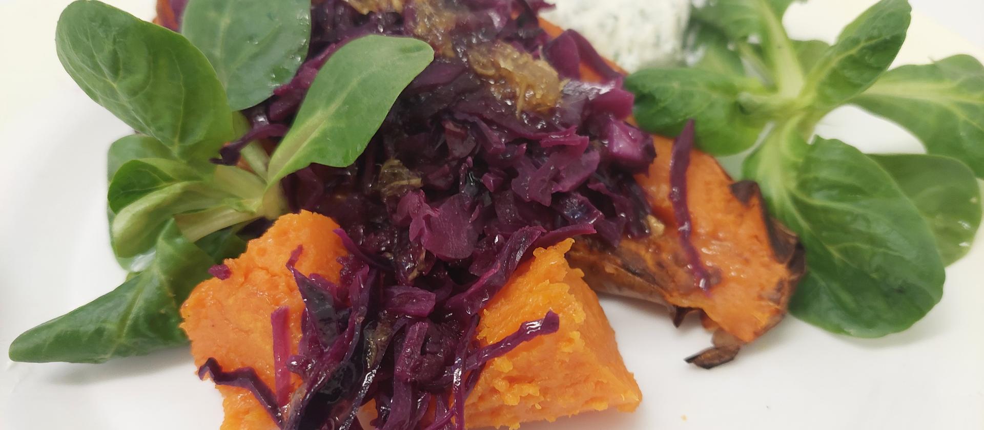 Rezept: Gefüllte Süßkartoffeln mit Ingwer-Rotkohl und Joghurtsauce | hr ...