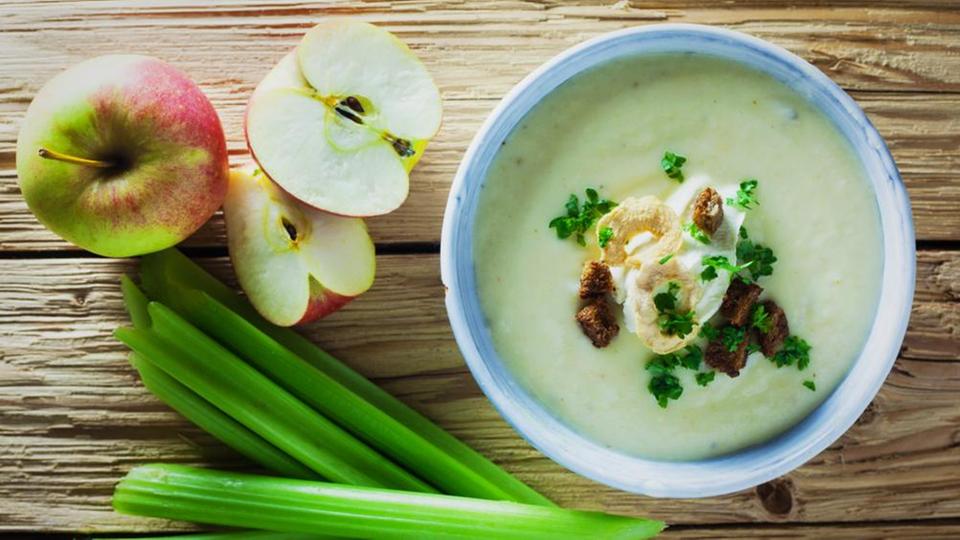 Rezept: Selleriesuppe mit Apfelwürfelchen, Walnüssen und Zimt | hr ...